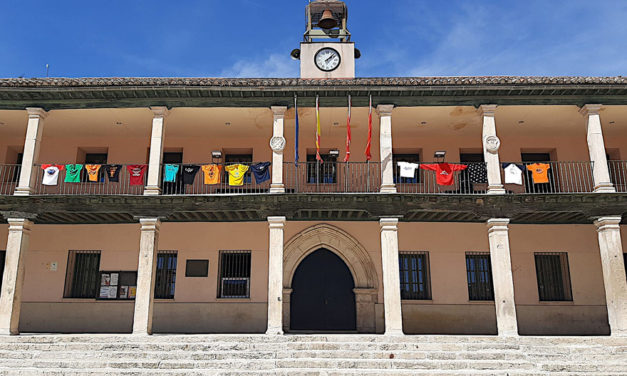 El Ayuntamiento viste su fachada con las camisetas de las peñas