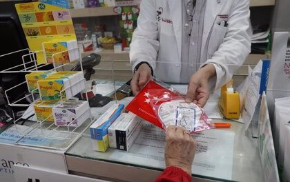 Entrega de dos mascarillas gratis a los mayores de 65 años