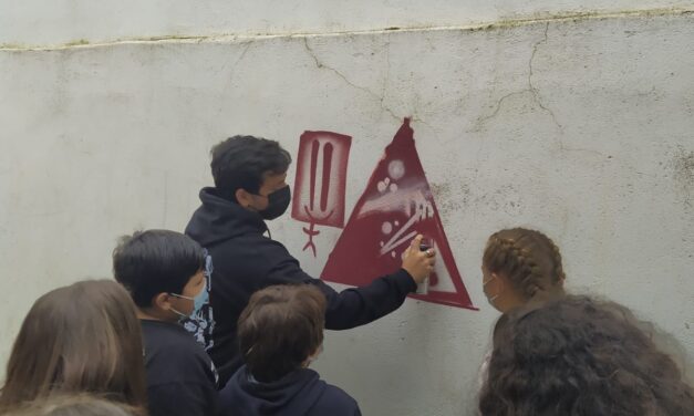 El sábado pasado tuvo lugar en el Ceip Cardenal Cisneros la primera sesión del  Mural colectivo de Lengua de Signos organizado desde la Juven con la ayuda de art_man._