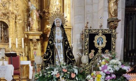 Desde Participación Ciudadana compartimos imágenes de la Ofrenda Floral a la Virgen de la Soledad que se celebró ayer por la tarde