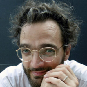 MARCO CRESCI (Italia, 1975) Licenciado en clarinete por el Conservatorio G. Verdi de Milán, CODARTS Rotterdam, Indiana University Jacob School of Music. Comienza su actividad profesional en 1990 colaborando con la Orchestra Nazionale della RAI di Milano. Sucesivamente es miembro invitado del Divertimento Ensemble (Milano), Jerusalem Symphony Orchestra, New York City Ballet, Ha tocado, entre otros con Pierre Boulez, Valeri Gergiev, Giovanni Antonini, Jaap van Zweeden, Juanjo Mena, Ensemble Intercontemporain (Paris). En España ha colaborado con la Orquesta Sinfónica de Bilbao, Orquesta Sinfónica de la Escuela Superior Reina Sofía de Madrid, Jesús Rueda, Javier Gutiérrez, Jesús García Salgado, Mastretta, Racalmuto, Jesús Torres, Iván Ferreiro, Guillermo y Javier Fesser, Cope Gutiérrez, Gerardo Nuñez y Pedro Sarmiento. En 1997 recibe el Premio Boccardi por la Accademia Chigiana di Siena. Ha grabado para Emi-Classics, Sony, Stradivarius, Naxos, Radio France, Mezzo, Arte, RAI, RTVE.