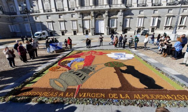 Los alfombristas de Torrelaguna han participado en la elaboración de la Ofrenda Floral a la Virgen de la Almudena, que se ha realizado hoy con motivo del día de la patrona de Madrid