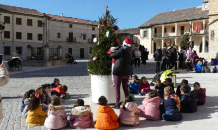 Los alumnos del CEIP Cardenal Cisneros adornan la Plaza
