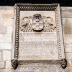 Lápida con escudo cardenalicio