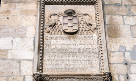 Lápida con escudo cardenalicio