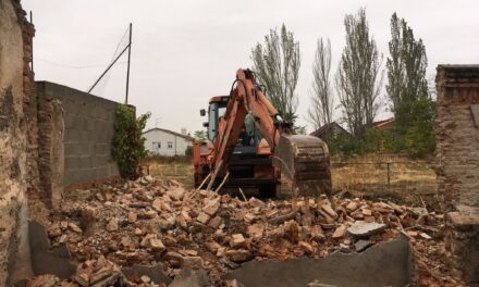Obras en el muro trasero del patio de la Biblioteca