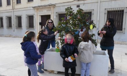 Los alumnos y alumnas del CEIP Cardenal Cisneros decoran de Navidad los arbolitos de la Plaza