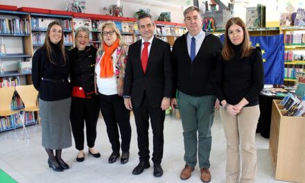 Visita institucional a la Biblioteca municipal Juan de Mena, con motivo de la Campaña de dinamización de la lectura «Cuentos de Europa»