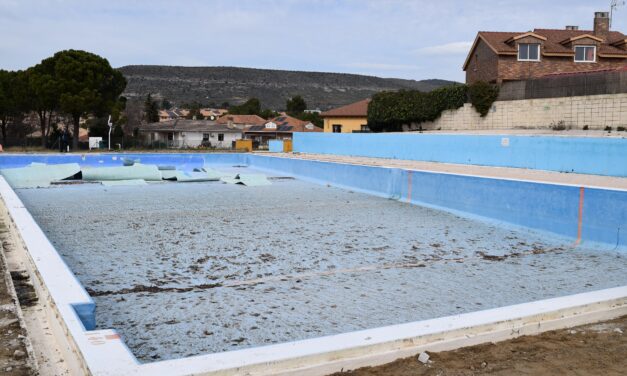 Comienzan las obras de reparación del vaso de la piscina
