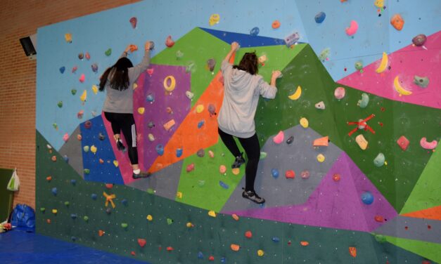 Ven a probar las clases de escalada del Polideportivo